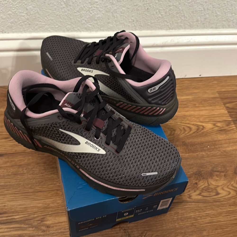 Women's Brooks Adrenaline GTS 22 Size 9W